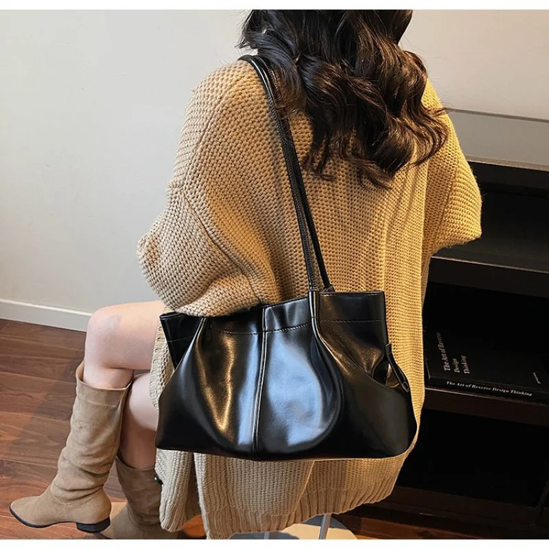 

Chic Ladies Crossbody-Bag Crafted From Goatskin Leather Boasting High-End Peru Casual Spacious Soft Daily Look​