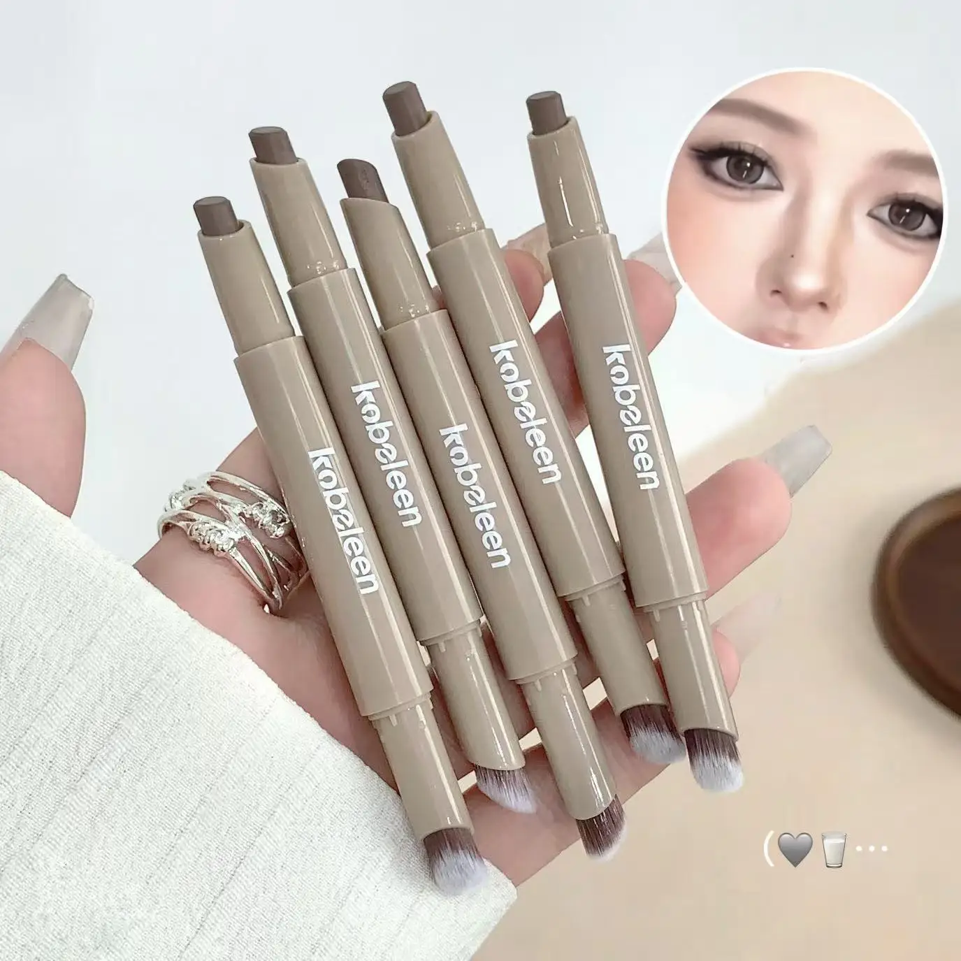 Lápiz de contorno de doble punta Kobeleen, tono gris natural, aplicación suave, fácil de difuminar, crea sombras naturales y suaves en la nariz y el contorno del rostro, no se ve sucio, no se aglomra, no se pega a las líneas, fácil de difuminar, adecuado para el uso diario y un look de maquillaje natural, compacto y práctico para retoques sobre la marcha.