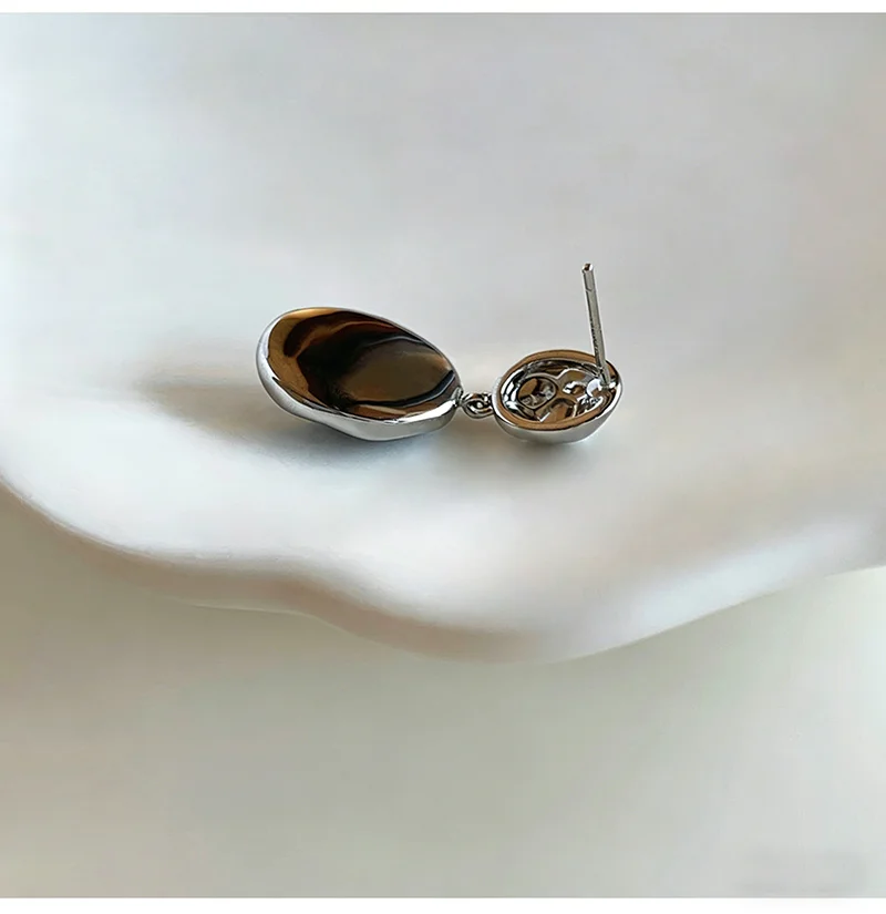 2026 Neue Blaue Galaxie Ovale Anhänger-Ohrringe für Frauen und Mädchen Elegantes Luxuriöses High-End-Accessoire Attraktiver Ungewöhnlicher Ohrschmuck – Detail 4