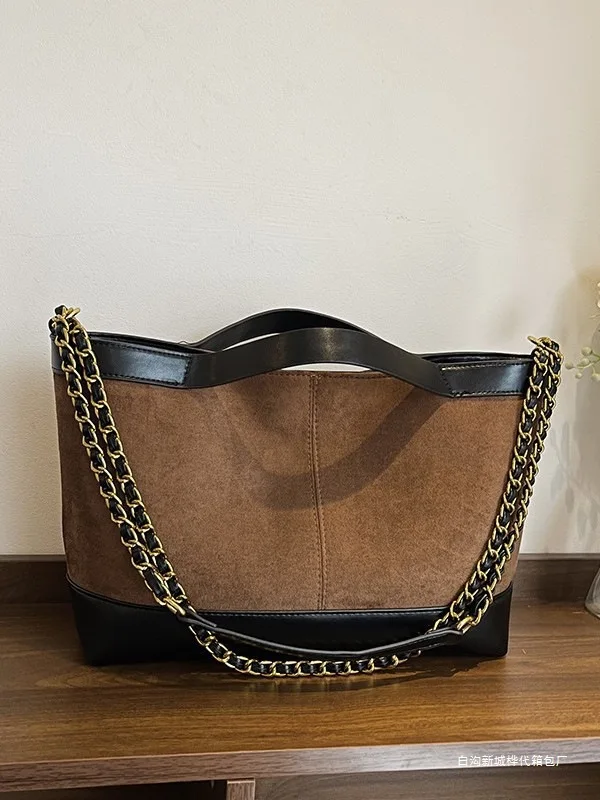 

2025 Niche Chain Tote Bag, Vintage Suede Shoulder Purse for Women, Spacious Underarm Crossbody, Versatile Commuter Day to Night