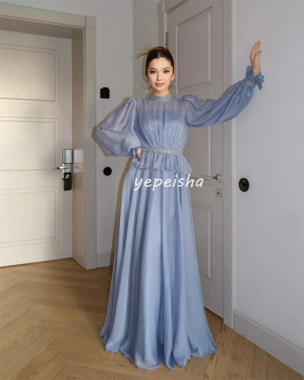 Abiti lunghi personalizzati con pieghe in chiffon squisito drappeggiato con perline e paillettes a trapezio con collo alto Abiti da cerimonia su misura eleganti