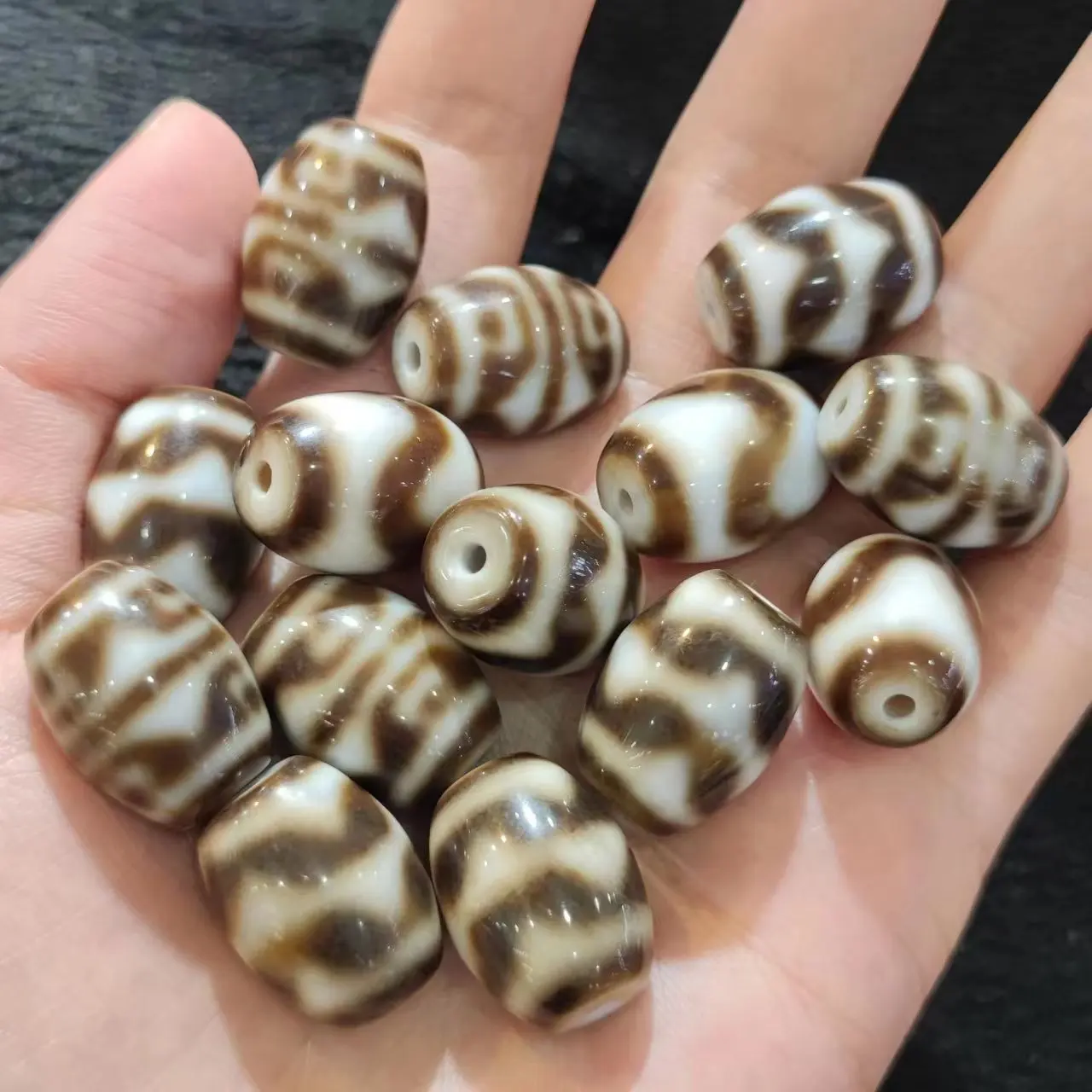 

1pcs/lot natural agate dalo dzi Good style Black gray Weathering lines rare Handmade beads amulet archaic Uniform texture taki