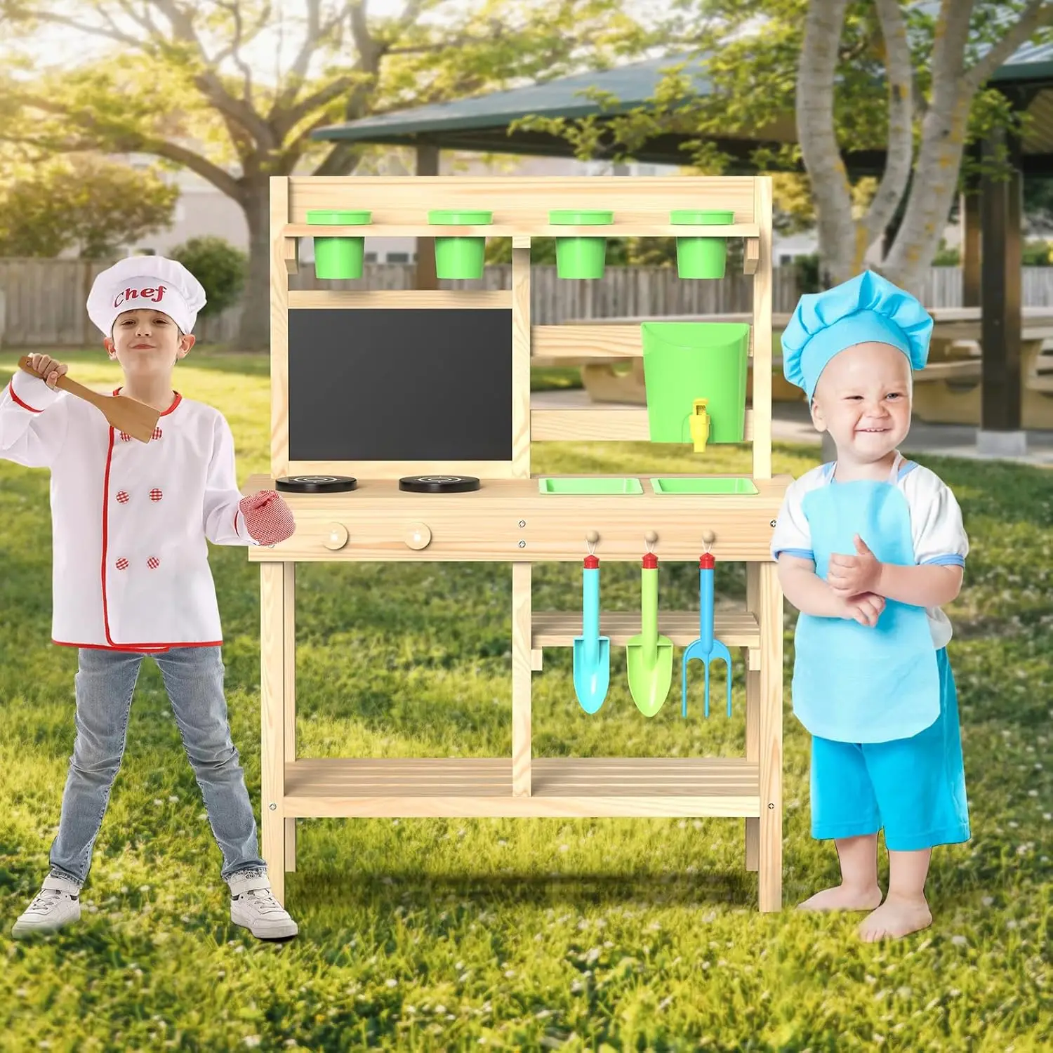 Cucina da gioco all'aperto in legno di cedro per bambini, cucina di fango con rubinetto dell'acqua, lavagna a doppia faccia, ripiani portaoggetti, tazze, rimovibile