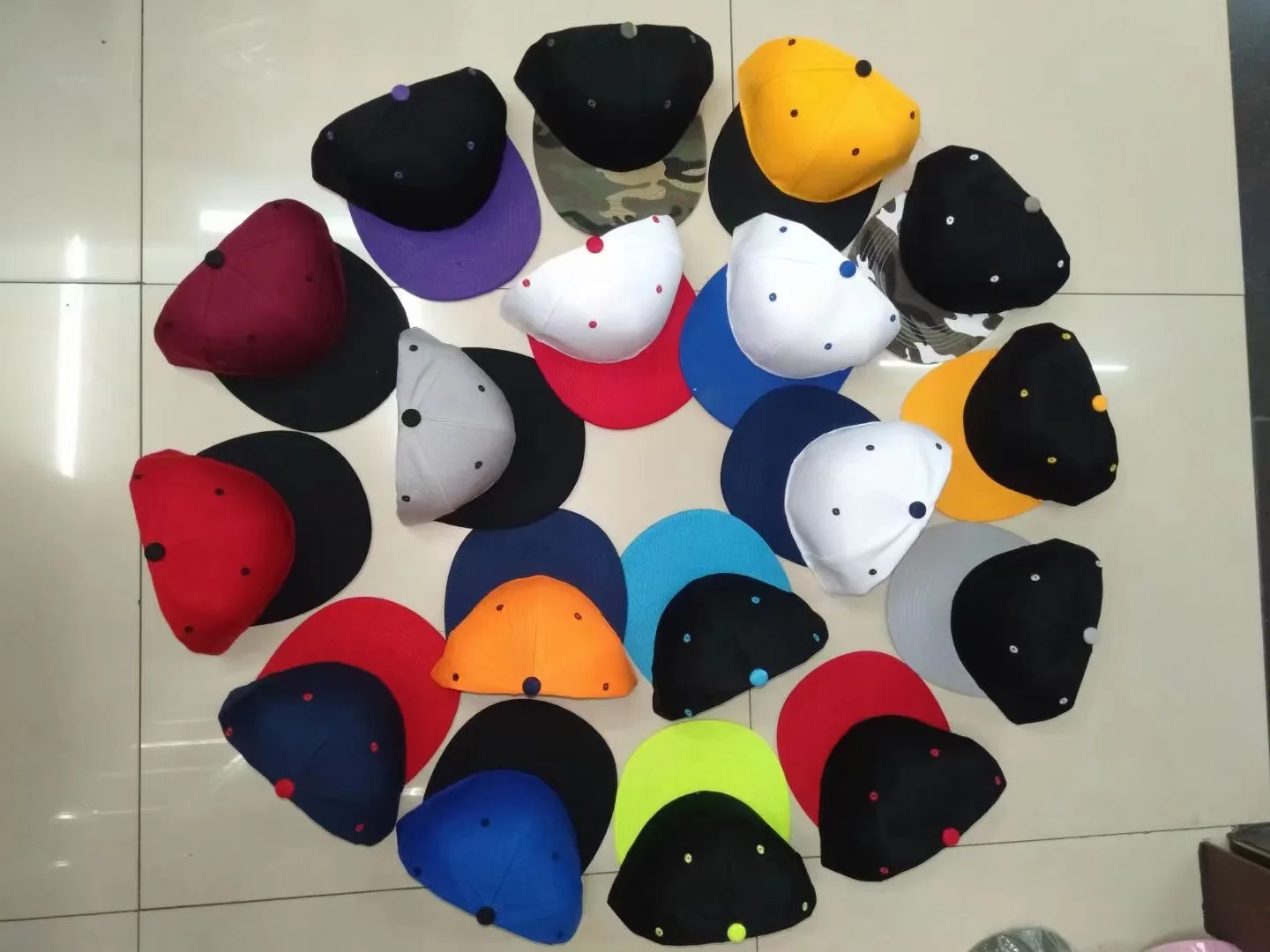 

Унисекс Snapback Hat Хип-хоп Винтаж Бейсболки с плоскими полями Простая пустая хлопковая шляпа с принтом и вышивкой Классическая танцевальная шляпа