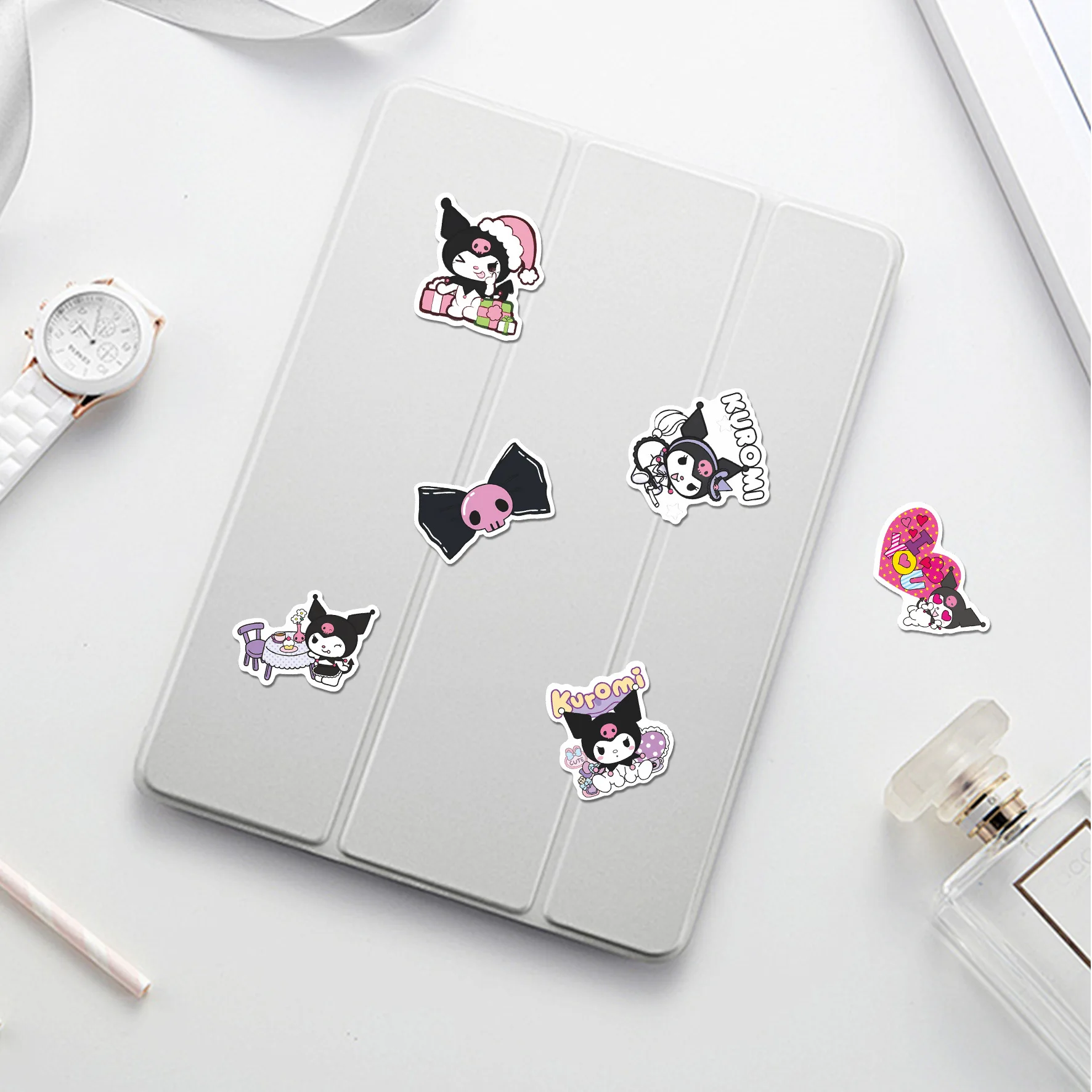 สติกเกอร์คุโรมิสุดน่ารัก 50 ชิ้น สติกเกอร์พีวีซีลายกราฟฟิตี้ ของตกแต่ง ของเล่น DIY สำหรับติดตู้เย็น โทรศัพท์ กระเป๋าเดินทาง รถยนต์ สติกเกอร์น่ารักสำหรับเด็ก ของขวัญ