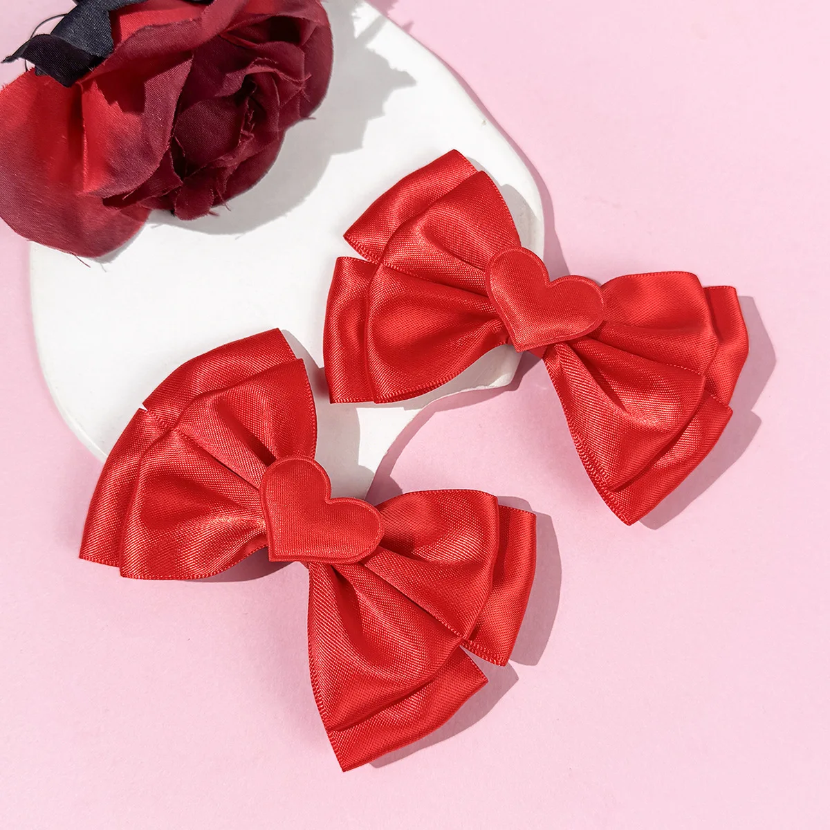 Niedliche Herz-Haarspangen aus Satin für Damen – flauschige modische Haaraccessoires für Alltag/Party/Lolita-Outfits (Rot/Pink/Weiß) – Detail 7