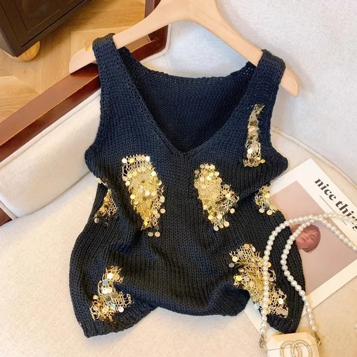سترة نسائية بيج متماسكة بالترتر الذهبي والفضي اللامع ورقبة على شكل حرف V بدون أكمام طراز فرنسي كاجوال مع إكسسوارات من اللؤلؤ