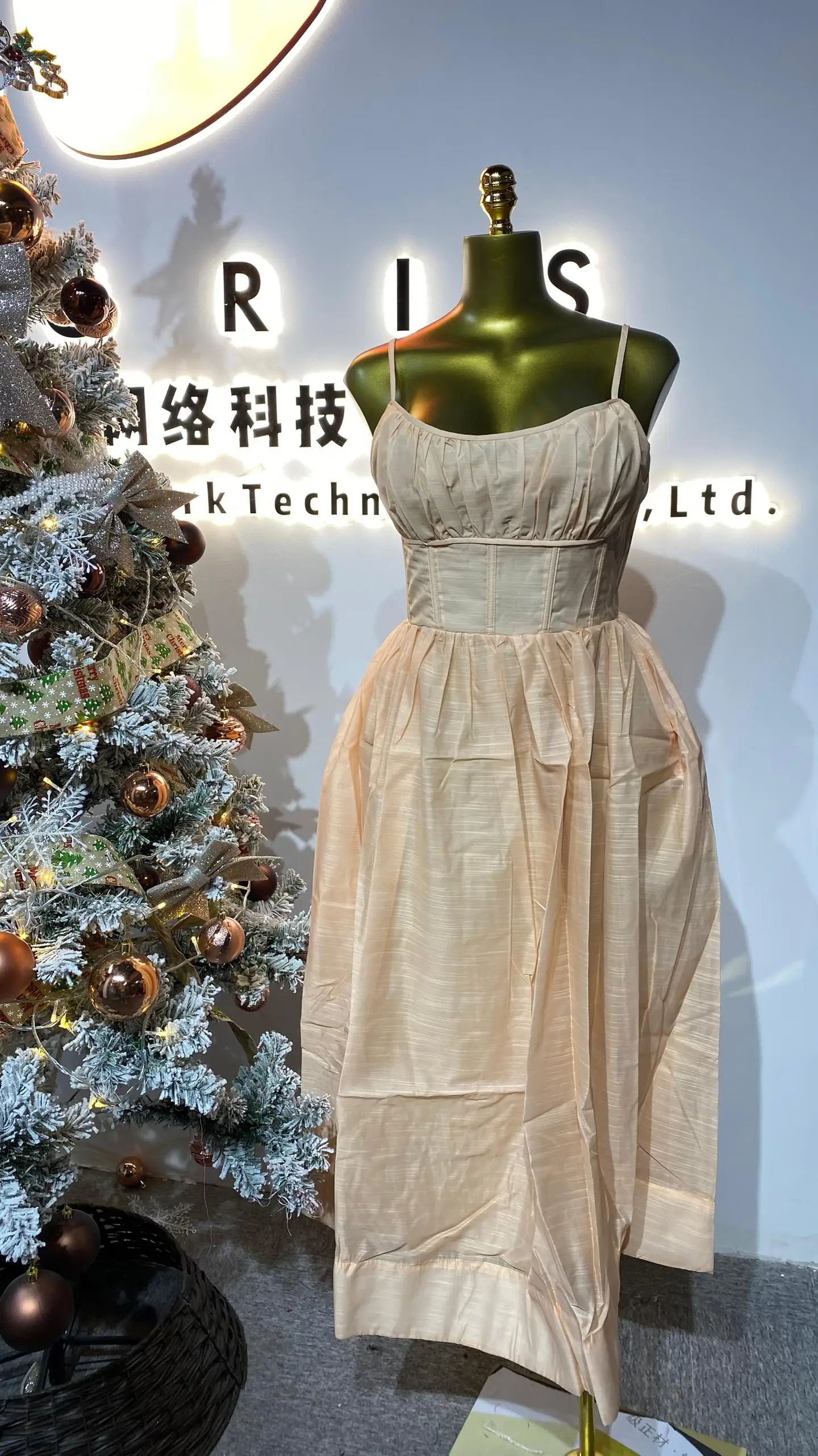 

Custom Adjustable Straps Fitted Bodice Silk Linen Organza Ruched Sleeveless Elegant Woman Midi Dress-GZKK0010