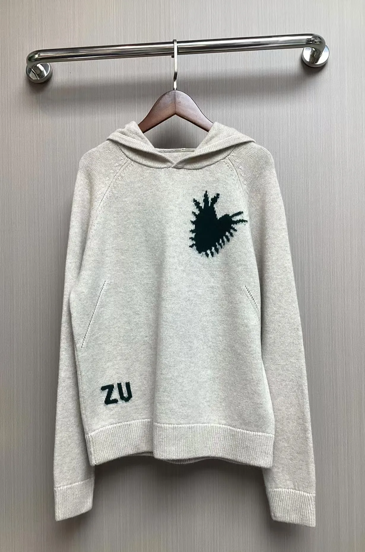 2024 new embroidered heart-shaped temperament commuting long sleeved hooded sweater