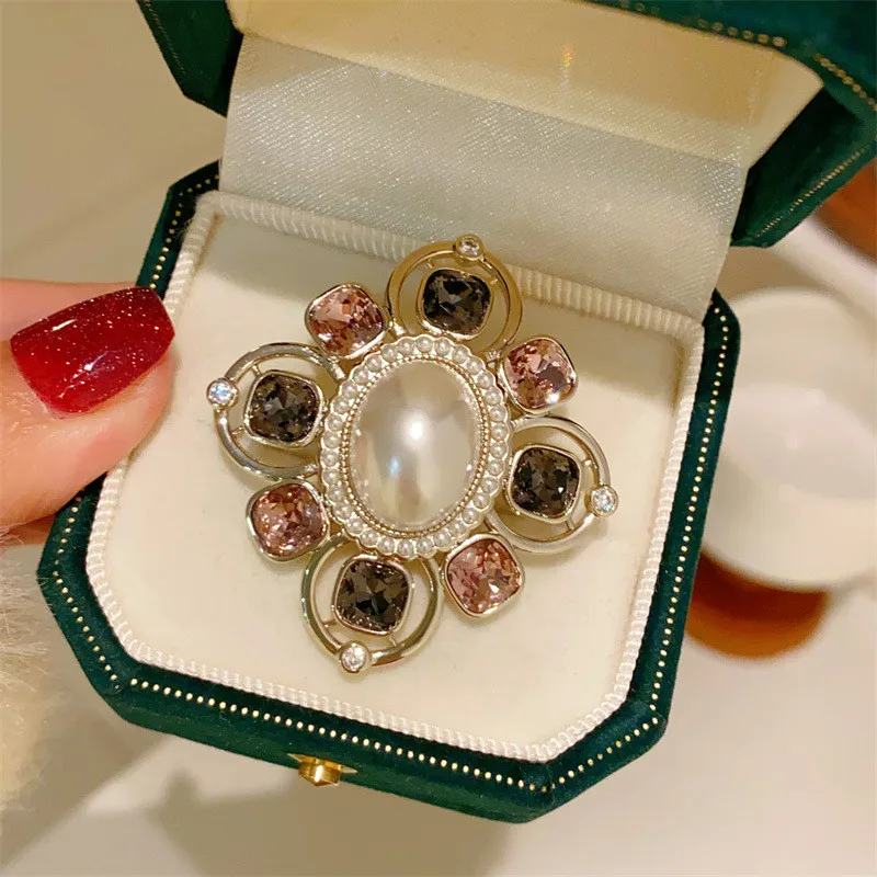 

CC Retro Suit Pins Imitation Pearl Elegant Brooches Crystal Sweater Pin French Style Cardigan Shawl Buckle Exquisite Badges B207