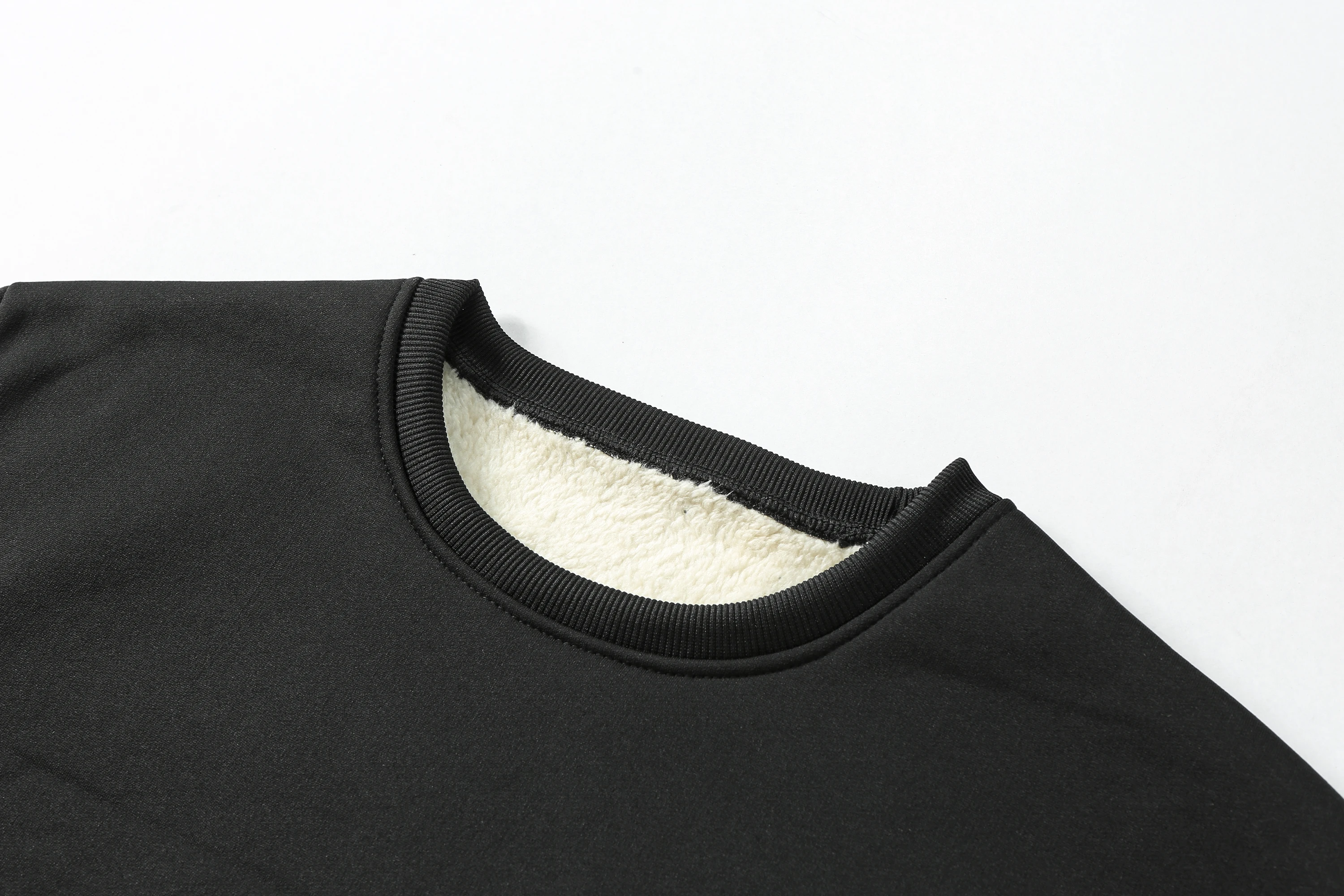 سويت شيرت رجالي عالي الجودة من صوف الخروف بلون سادة مع نسيج صوف ناعم ورقيق، مقاوم للبيلينغ، سهل العناية، مناسب للطبقات أو الارتداء بمفردها، مثالي لفصل الشتاء