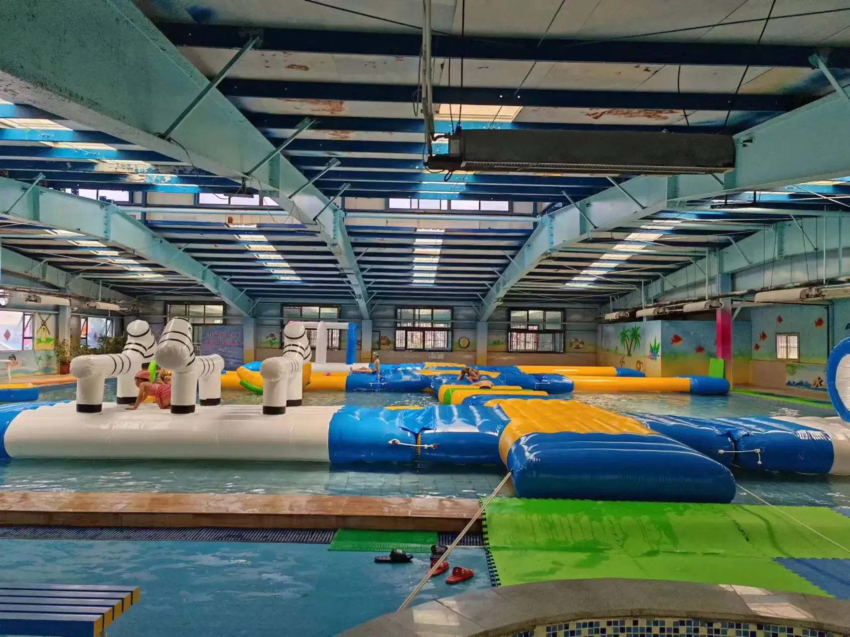 Parque aquático inflável interno e externo para crianças e adultos, obstáculo flutuante para esportes aquáticos para parques aquáticos, produto fabricado