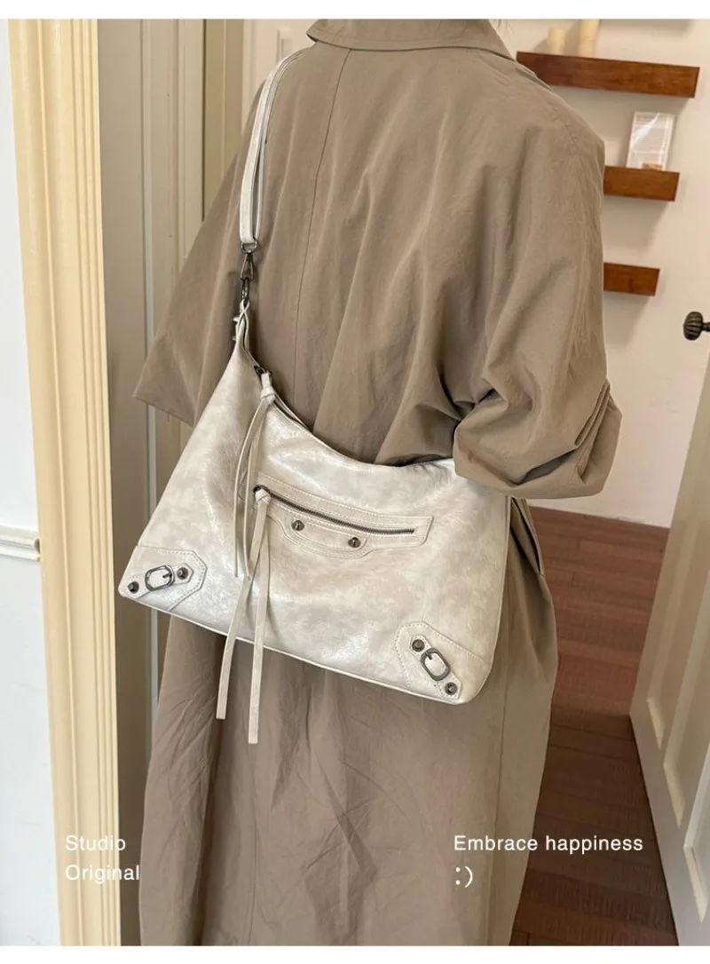 CEEKAY Damen Hobo-Tasche, Schwarz, Glänzendes PU-Leder, Große Schulterhandtasche mit Reißverschluss-Detail, für den täglichen Arbeitsweg, Casual, Minimalistisch – Detail 16