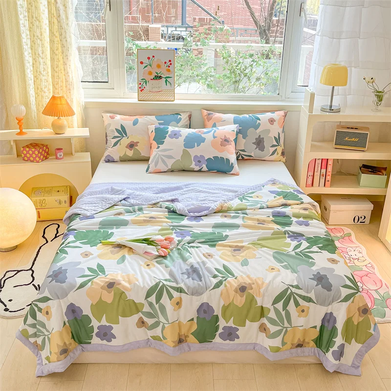 Fresh Floral Pattern Quilt Modern Home Summer Bedroom Soft Breathable Cool Feeling Comforter for Boys Girls Machine Washable