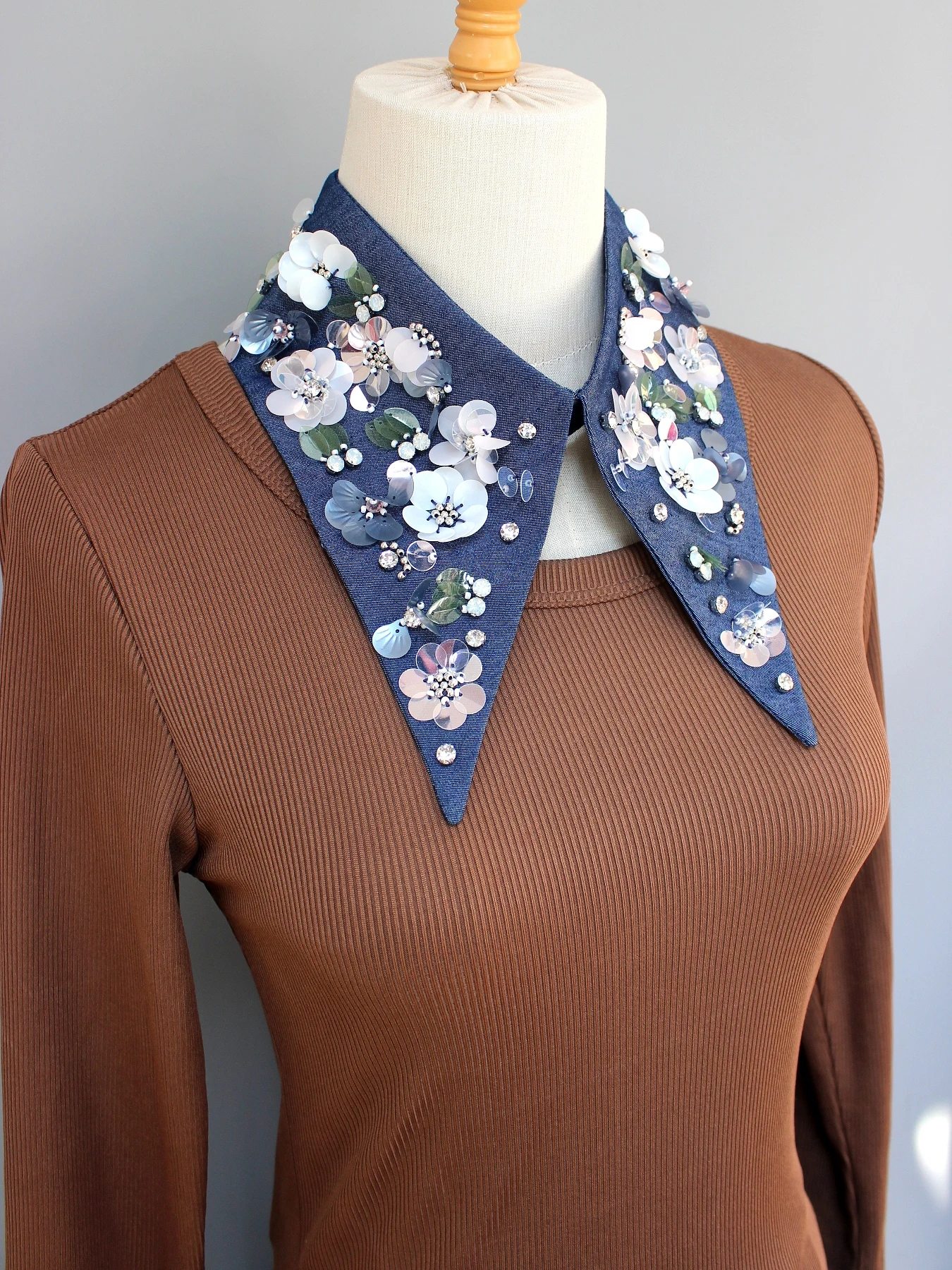 1 Stück hochwertiger und luxuriöser Kunstkragen, eine Deluxe-Version mit glänzendem Ausschnitt. Dieses vielseitige Accessoire für Frauen – Detail 9