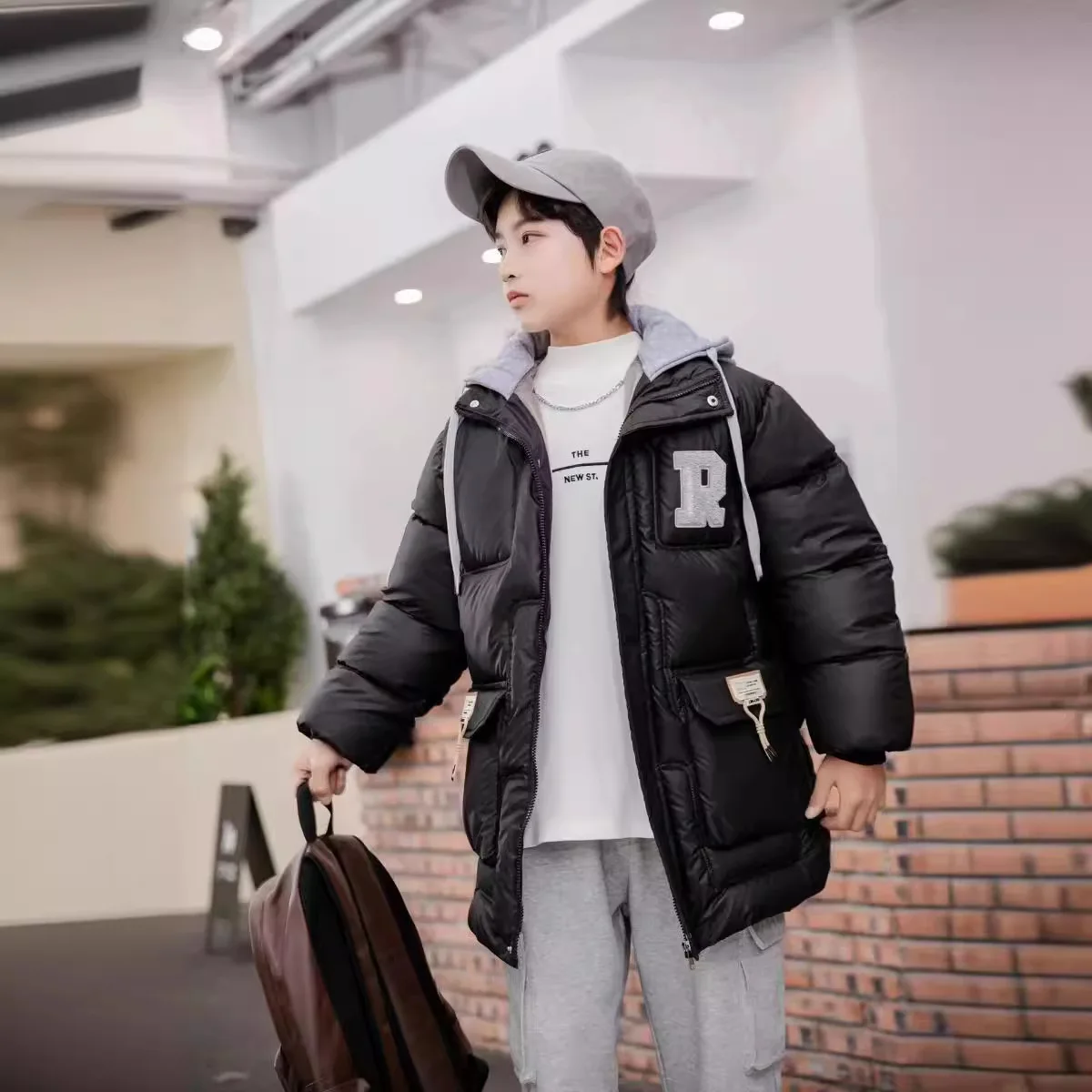Boys' winter coat 2024 new cashmere thickened foreign style to wear boys' trendy cotton-padded clothing fashion image 3