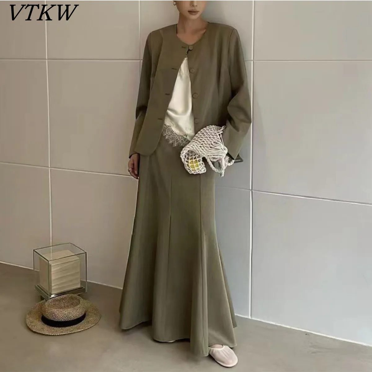 

VTKW 2026 Новинка: Женский комплект из двух предметов — атласный блейзер с завязками на талии, V-образный вырез, длинный рукав, расклешенная макси-юбка. Офисный деловой костюм.