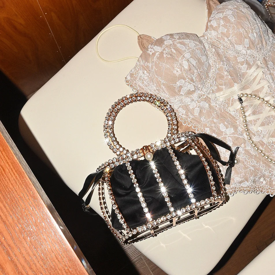 Leichter Luxus, elegantes Design, Promi-Stil, Metall-Lochmuster-Korb, Bankett-Glitzer-Wasserdiamant, durchbrochene Ketten-Beuteltasche – Detail 3