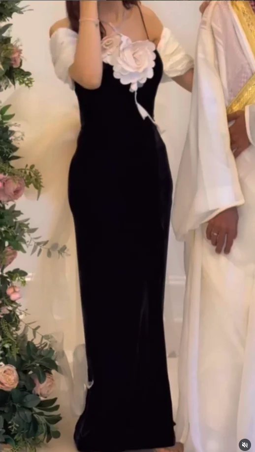 فساتين سهرة رسمية طويلة بلون الشمبانيا الأسود بدون أكتاف مخملية بدون أكتاف فستان حفلات سعودي مزين بالزهور Pastrol Unis حسب الطلب