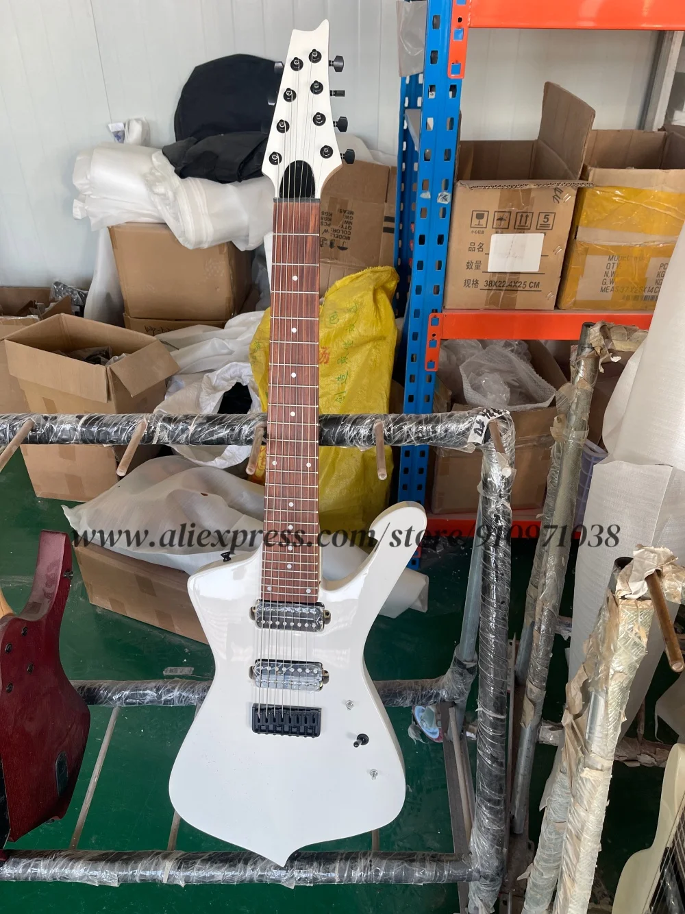 

8-струнная белая гитара, фиксированный бридж, корпус из цельного дерева, гриф из клена, накладка на гриф из палисандра, звукосниматели HH, черные тюнеры.