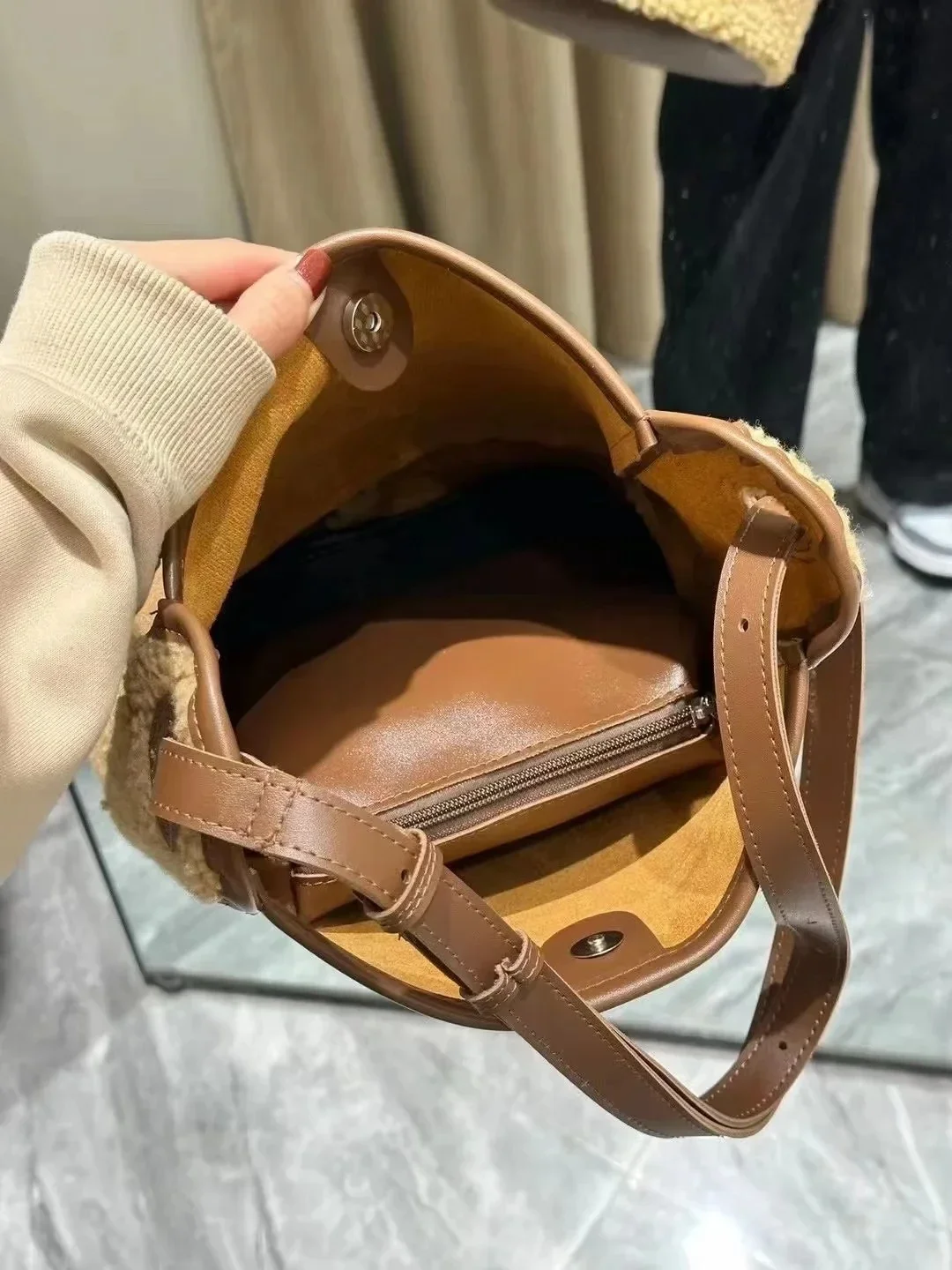 Bolsa tiracolo de lã de cordeiro emendada feminina, bolsa de pelúcia versátil, um ombro, grande capacidade, nova, elegante, outono e inverno