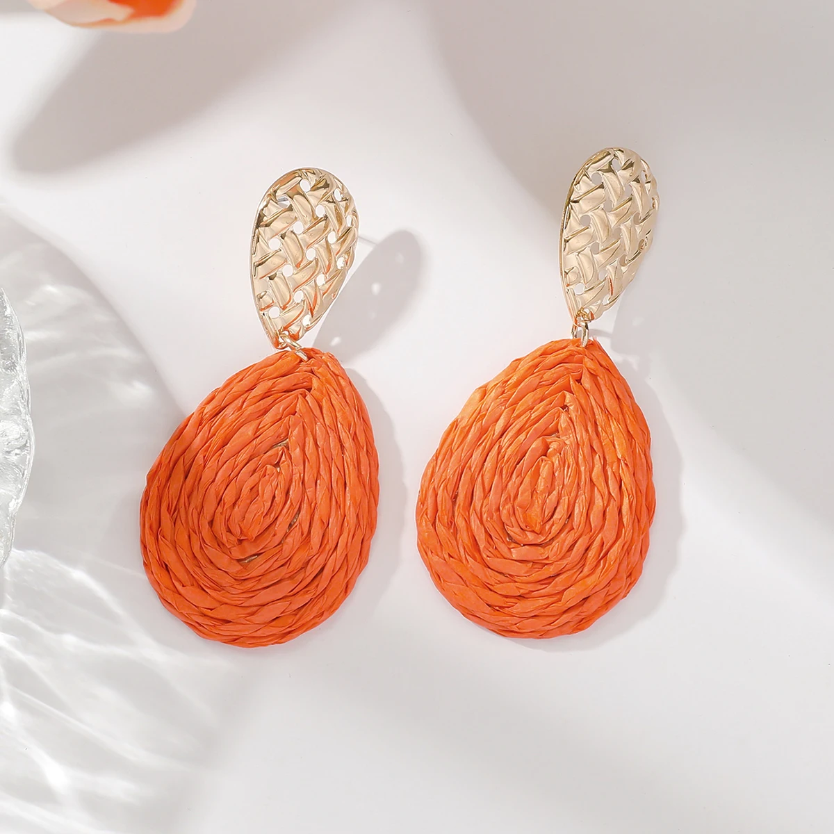 أقراط متدلية من الرافية المنسوجة يدويًا مستوحاة من البوهيمي، إكسسوارات أنيقة وفريدة من نوعها على شكل دمعة مثالية للنساء للاستخدام اليومي