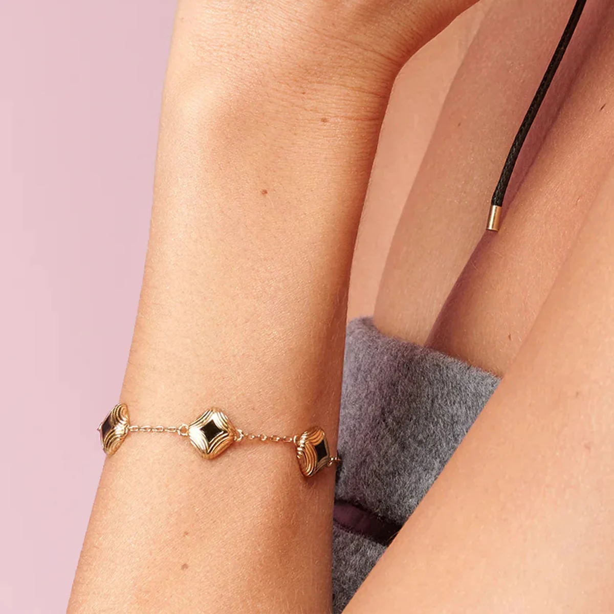 

AIKOER Minimalist Drip Oil Geometric Bracelet 18K Gold Color Plated Stainless Steel Stackable Threaded Black Drip Oil Bracelet W