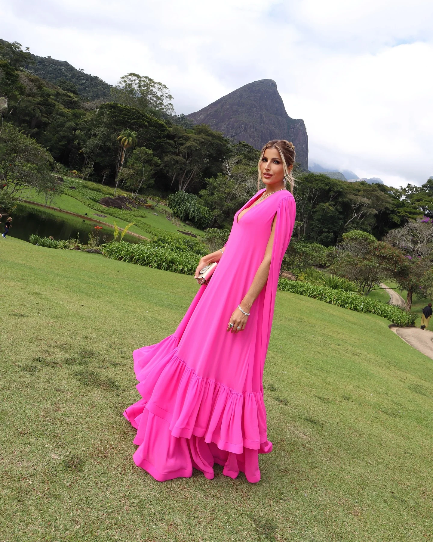 2025 ฤดูร้อนสีชมพูร้อนชีฟองชุดราตรีชุดราตรีอย่างเป็นทางการ V คอ Cape Sleeve Elegance ชุดแต่งงาน FBساتة