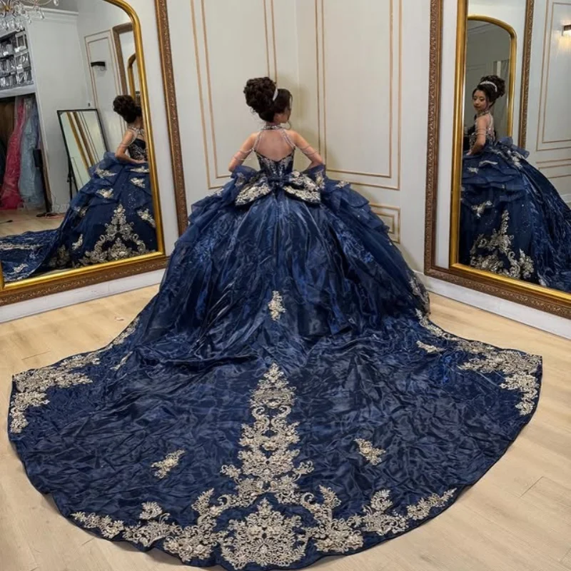 Robe Quinceanera bleu foncé brillant, épaules dénudées, dentelle superposition, paillettes, décalcomanie, longue queue, nœud, robes de 15 Quinceanera ﻿ Personnaliser