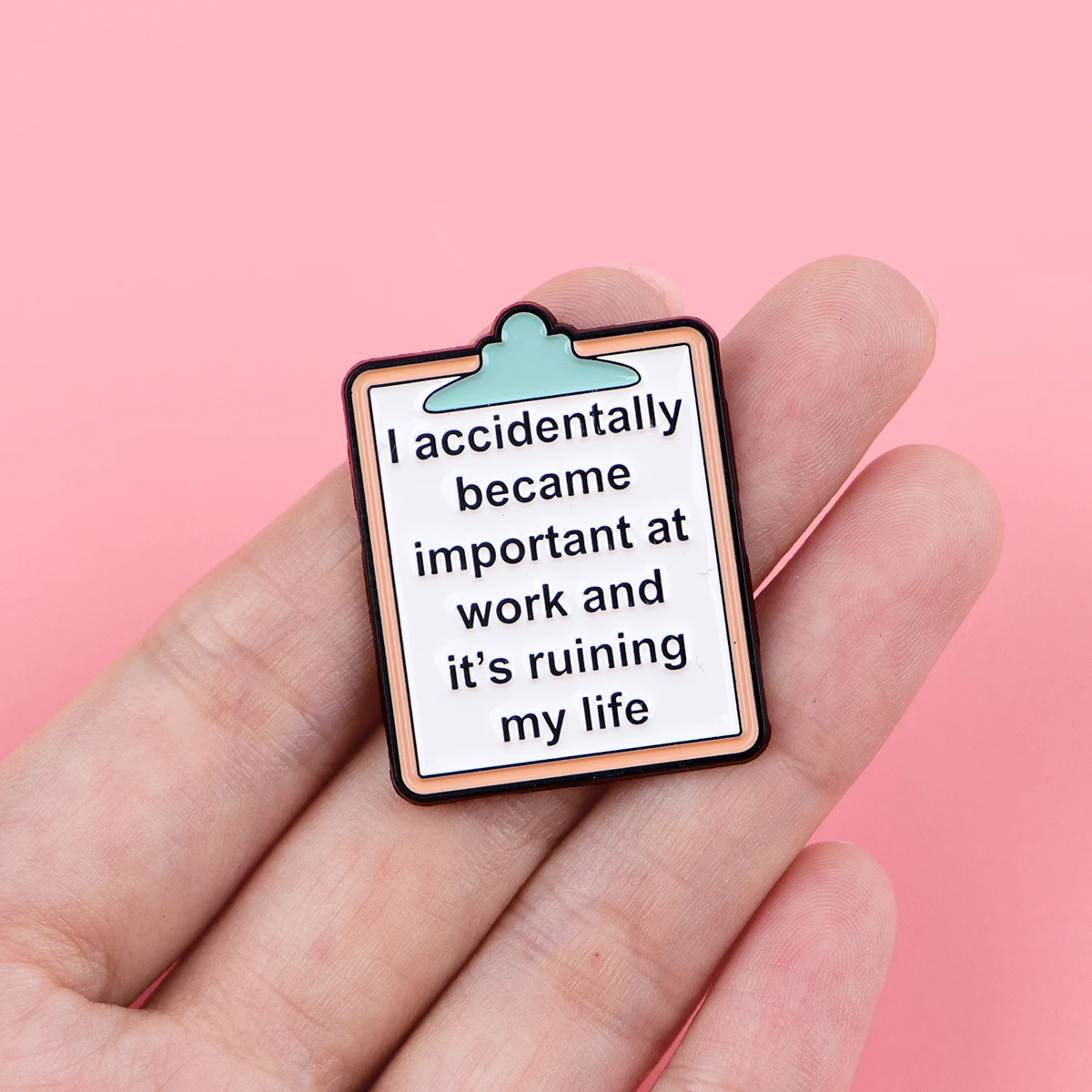 Ich wurde zufällig zu einem wichtigen Element im Enamel-Pin-Büro hergestellt. Emaille-Anstecknadeln, Broschen, Reversnadeln, Abzeichen, Kleidungszubehör, Modeschmuck, Geschenke. – Detail 1