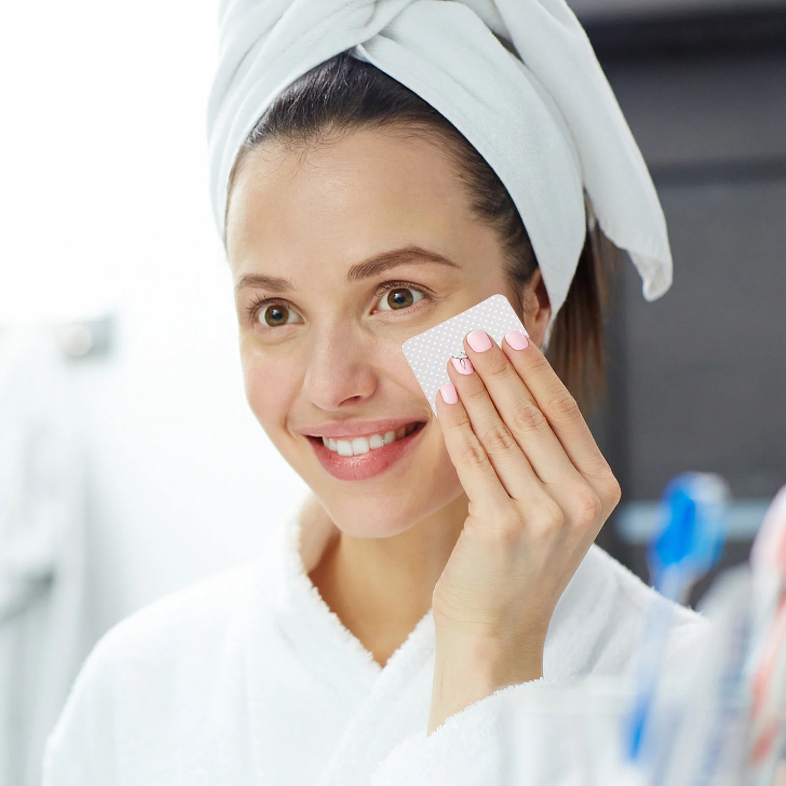 

360Pcs Nail Wipes Disposable Lint Free Non-Woven Fabric Pads Nail Polish Remover for Travel Office Home Manicure