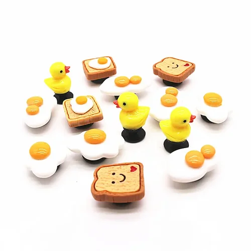 Imagen 2 del producto 1 Uds. De dijes para zapatos de resina con huevos fritos, accesorios para zapatos Kawaii con pequeño pato amarillo, decoraciones en rodajas de pan, zuecos, Pin para regalos para niños