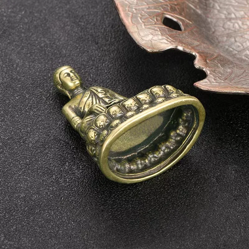 Vintage Shakyamuni-Figur aus Messing - Massive Miniatur-Skulptur mit detailliertem, strukturiertem Design, antike Ausführung, Dekoration für Zuhause – Detail 4