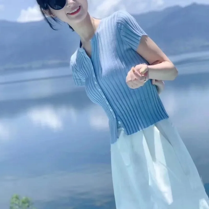 Summer Women's 2024 Round Neck Panel Button Screw Thread New Fashion Solid Color Slim Fit Short Sleeve Slimming Knitted Tops