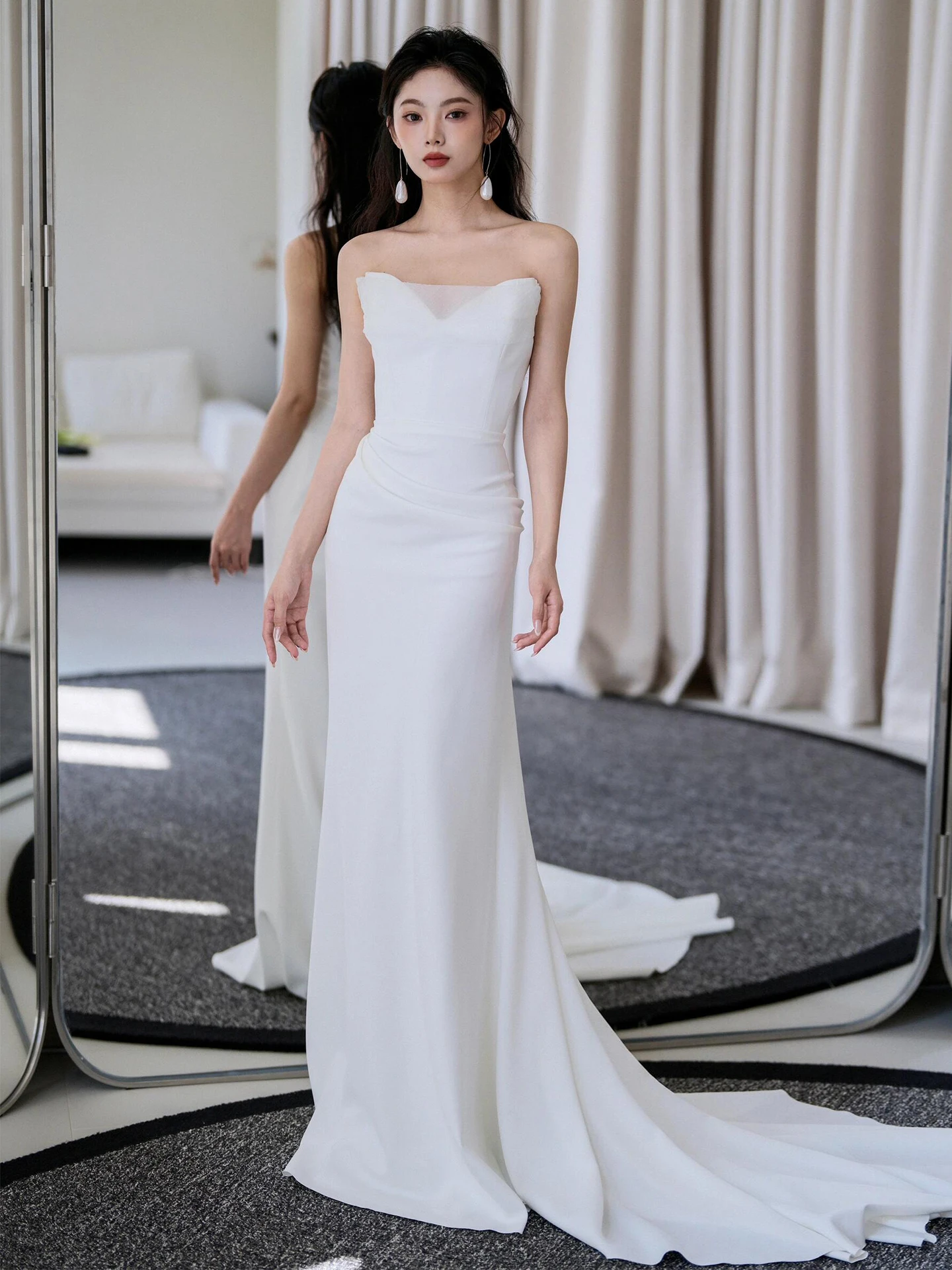 

Elegant Satin Bridal Gown Sleeveless Tailored Fit for Young Brides White Wedding Dress with Train Simple Chest Design for Ent...