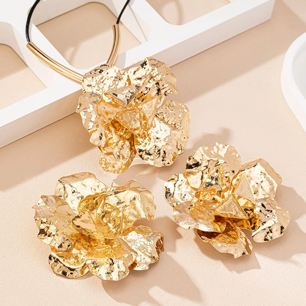 Metal Ruffled Flower Pendant Necklace and Earrings Set for Women Fashion Jewelry Accessories Hot Sale Party Gift 2024 New Style