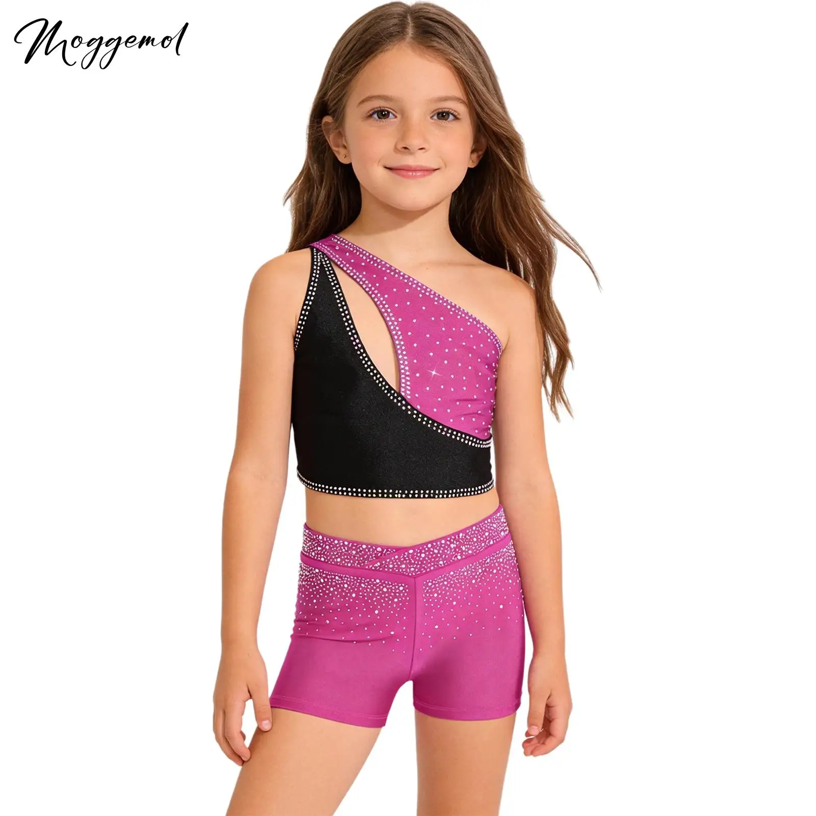 

Костюм для фигурного катания, гимнастики и танцев для девочек: укороченный топ на одно плечо без рукавов с вырезом-«ключом» и стразами, с эластичными шортами на резинке