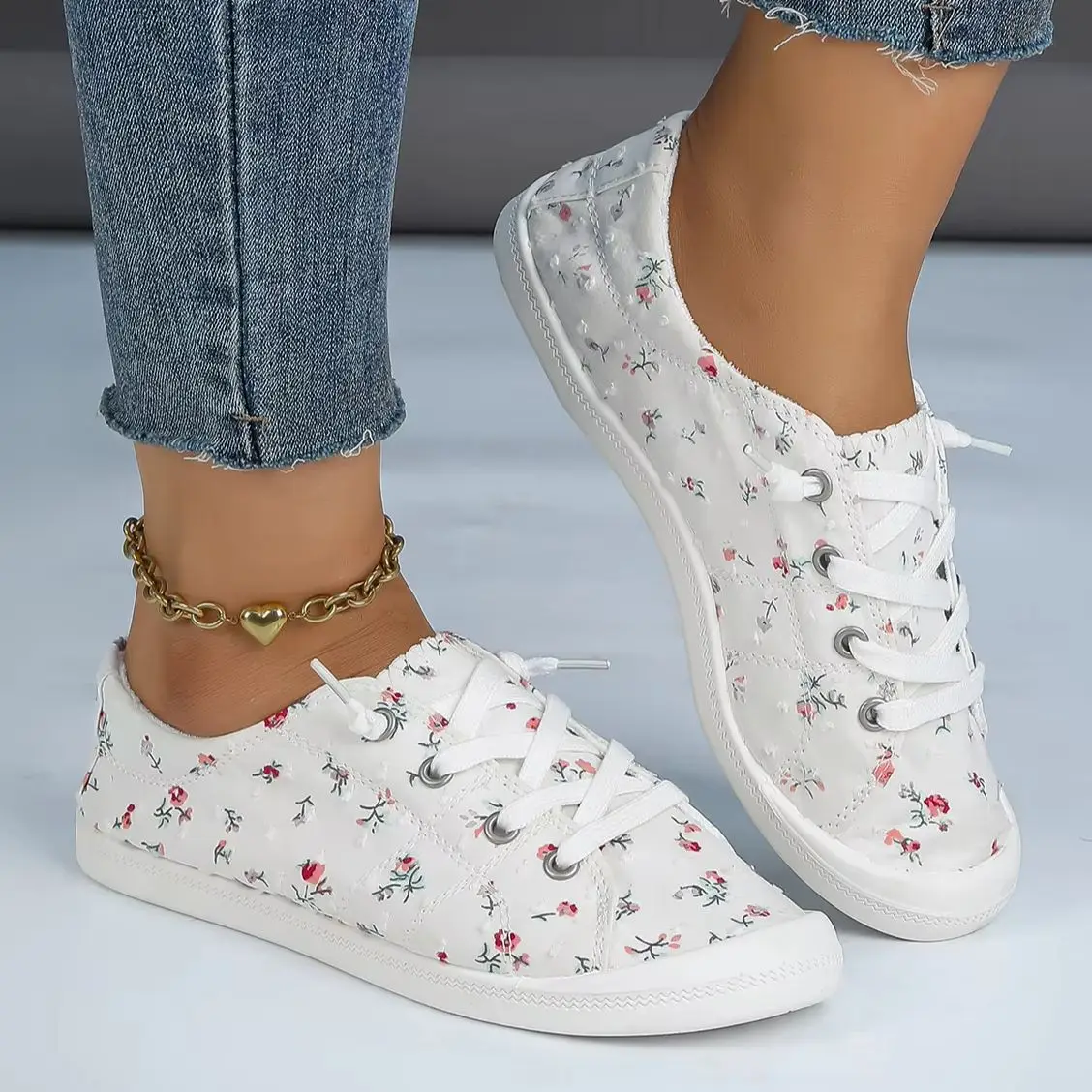 

Женские кеды из канваса с цветочным принтом – удобная модель на шнуровке, мягкая дышащая ткань, нескользящая подошва для повседневной носки.