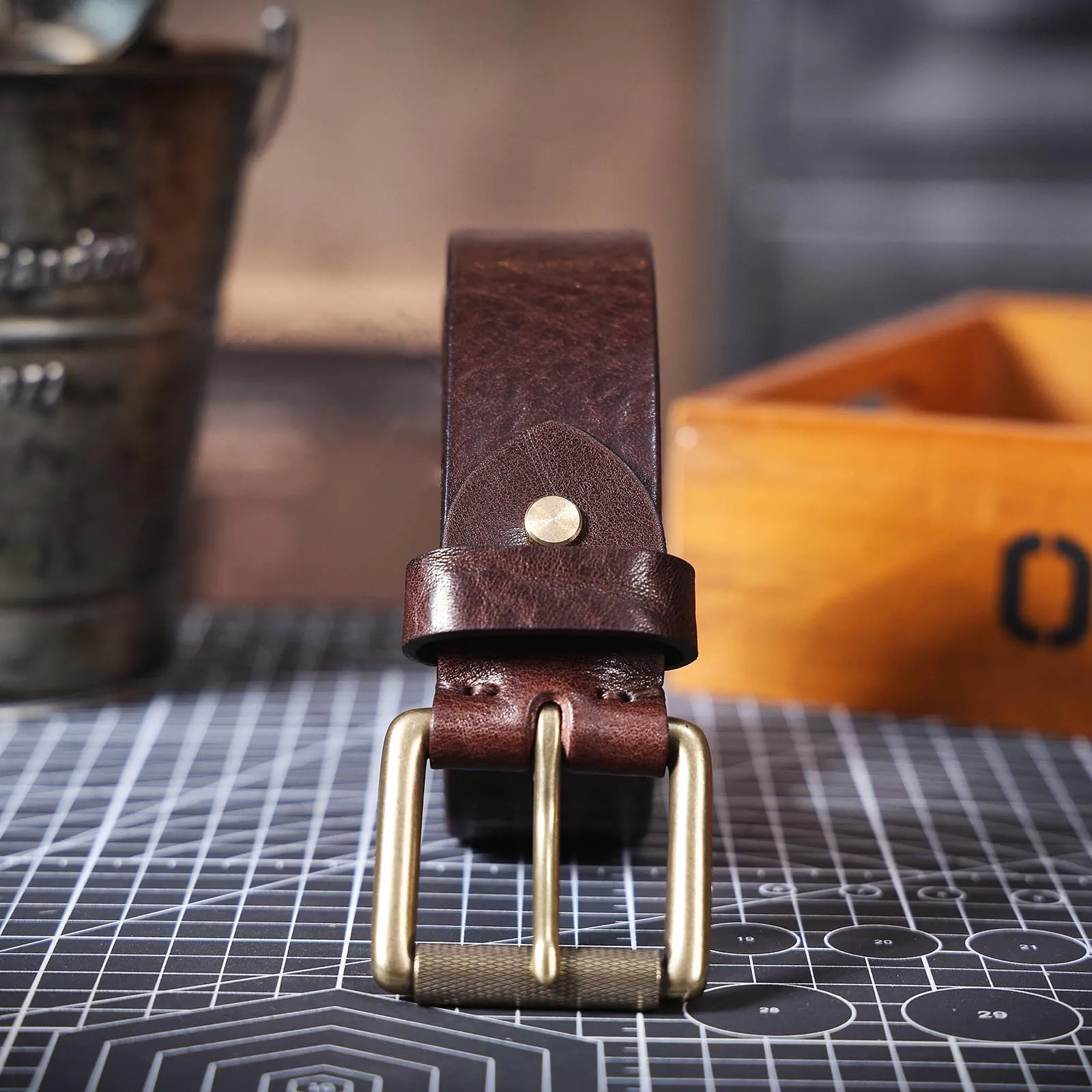 S.WORKER Klassischer Dicker Echtledergürtel für Herren aus Vollnarbigem Rindsleder Vintage Casual Gürtel für Jeans & Formelle Kleidung mit Messingschnalle – Detail 10