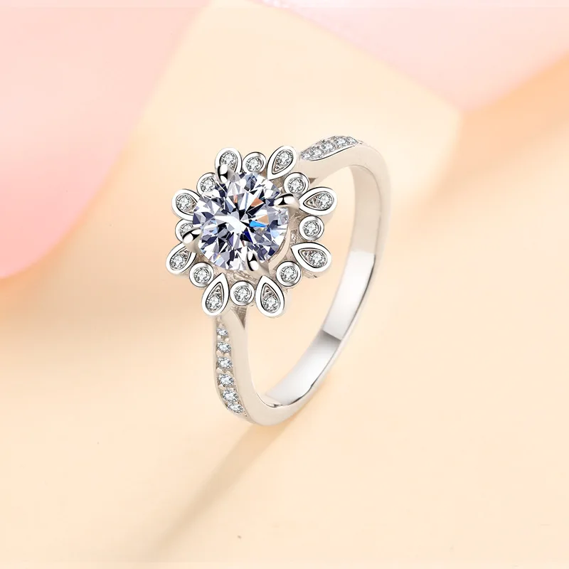 Elegant PT950 Platinum 1-carat Moissanite Flower Ring, Blooming Lotus Diamond-studded Engagement Ring Fine Jewelry Gifts