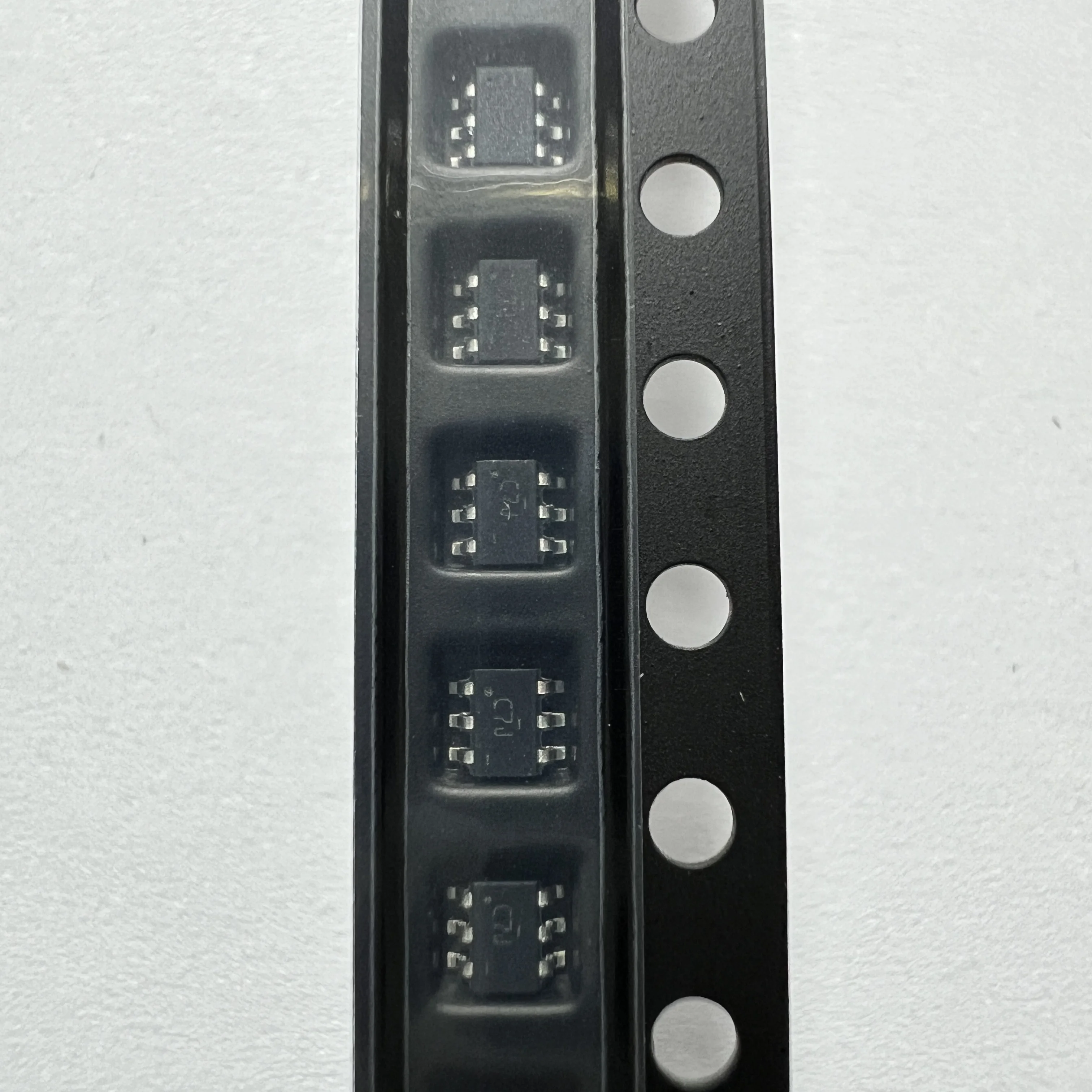 

50PCS/LOT SN74LVC2G17DCKR (Logic ICs)