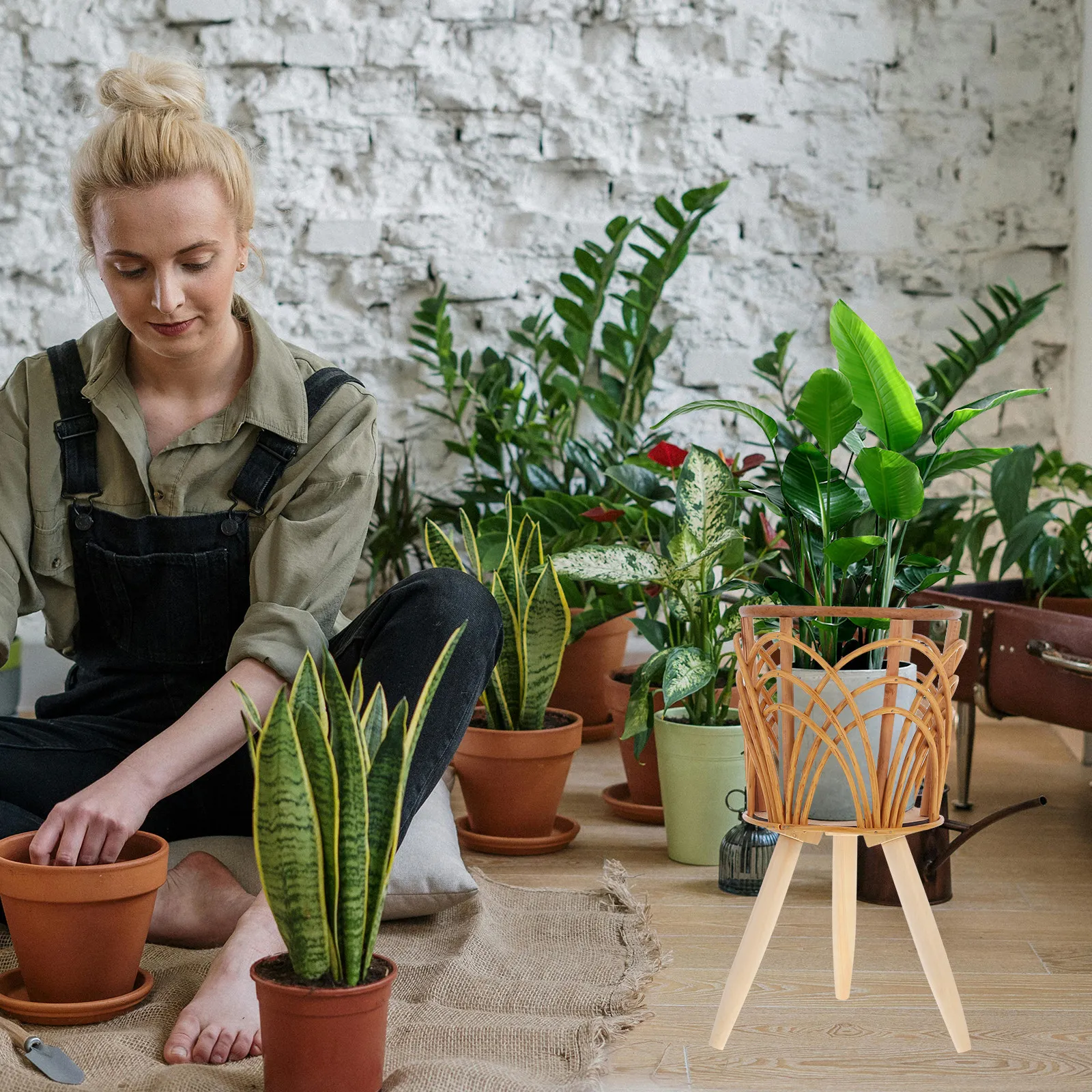 北欧スタイルのラタン製プランターバスケットスタンド、床置き型 - Rattan Plant Basket のレビューと価格