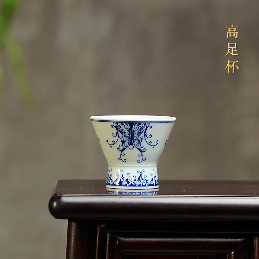 

|sample tea cup high-end tea masters cup famous ChuChao Hua hand-painted horseshoe of blue and white porcelain cup