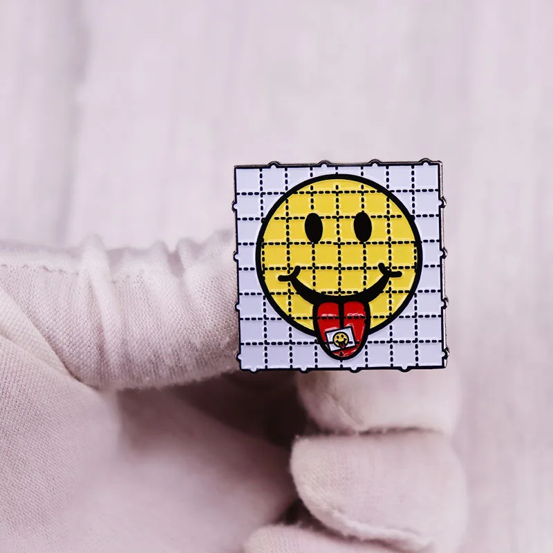 دبوس مطلي بالمينا LSD مبتسم مخدر - إكسسوار أزياء قابل للجمع لرحلة الحمضية