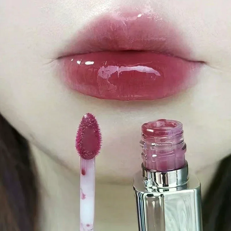 Błyszczyk do ust z jasnym, kwiatowym efektem, nieolejny, nawilżający, podkreślający kolor ust, dający im wodny wygląd.