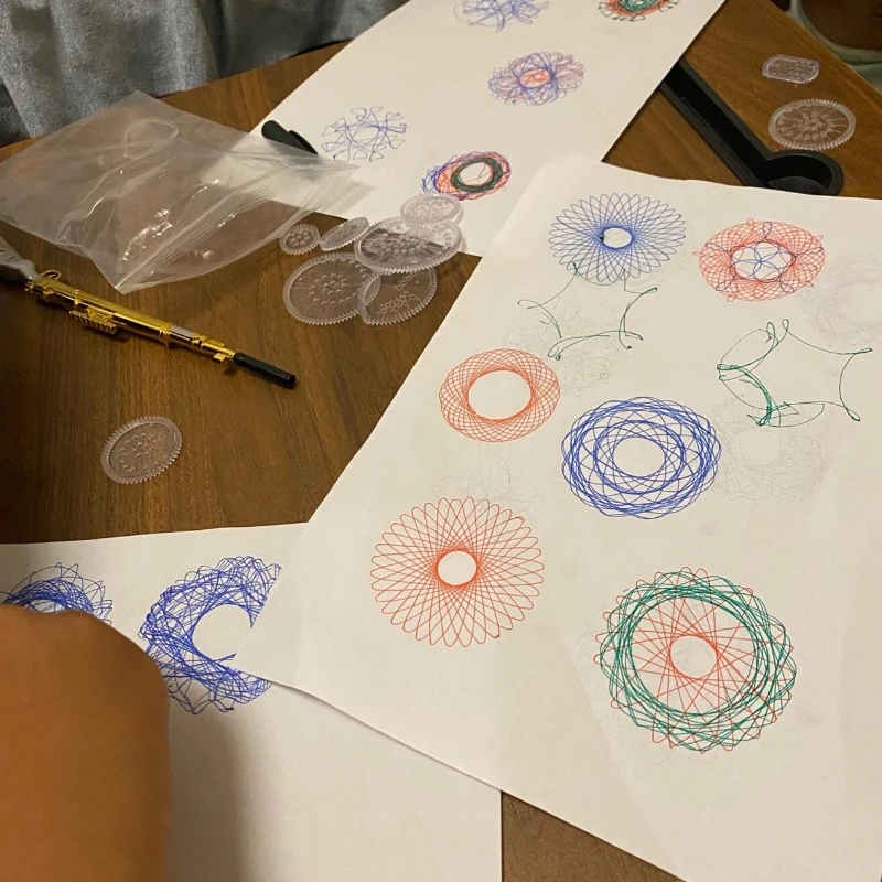 Geometrisches Deluxe-Zeichenspielzeug, Logikentwicklung, 27 Stück Multi-Shape-Teile und Kreativführer, kultiviert räumliches Denken für Kinder im Alter von 5–12 Jahren