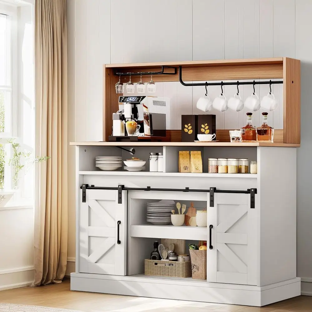 Caffettiera da 47" con porta calici e presa di corrente, armadietti a buffet con contenitore, credenza da fattoria con fienile scorrevole