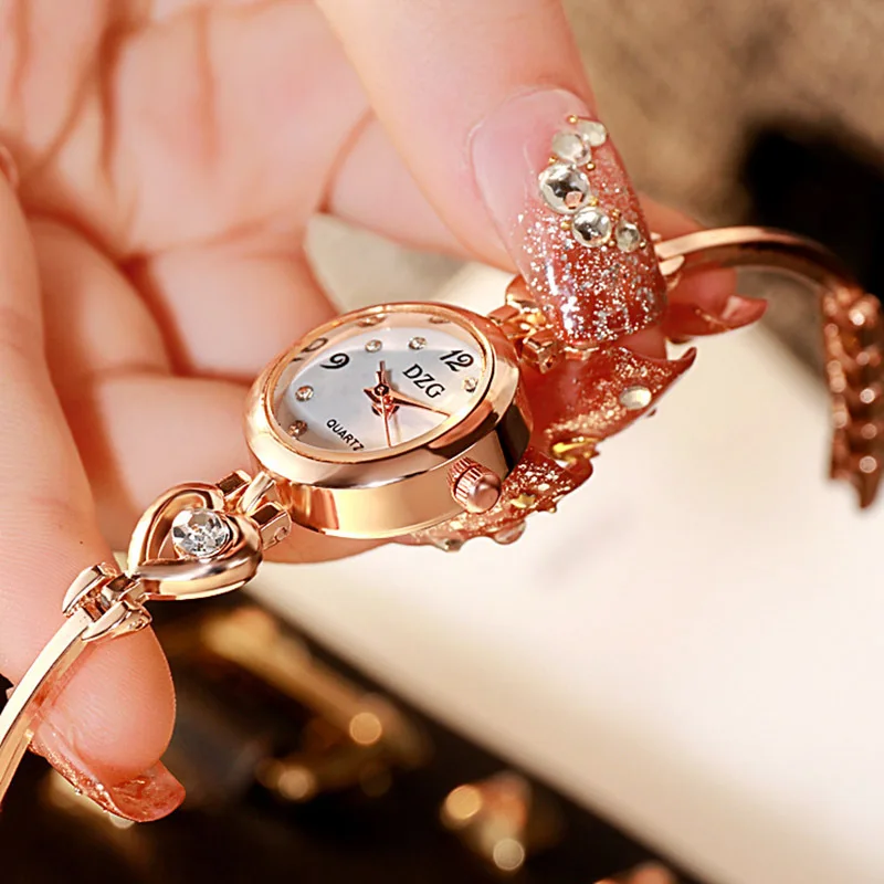 Fashionable heart-shaped bracelet ladies' wristwatch, fashionable and simple diamond-encrusted ladies' wristwatch, luxurious gif