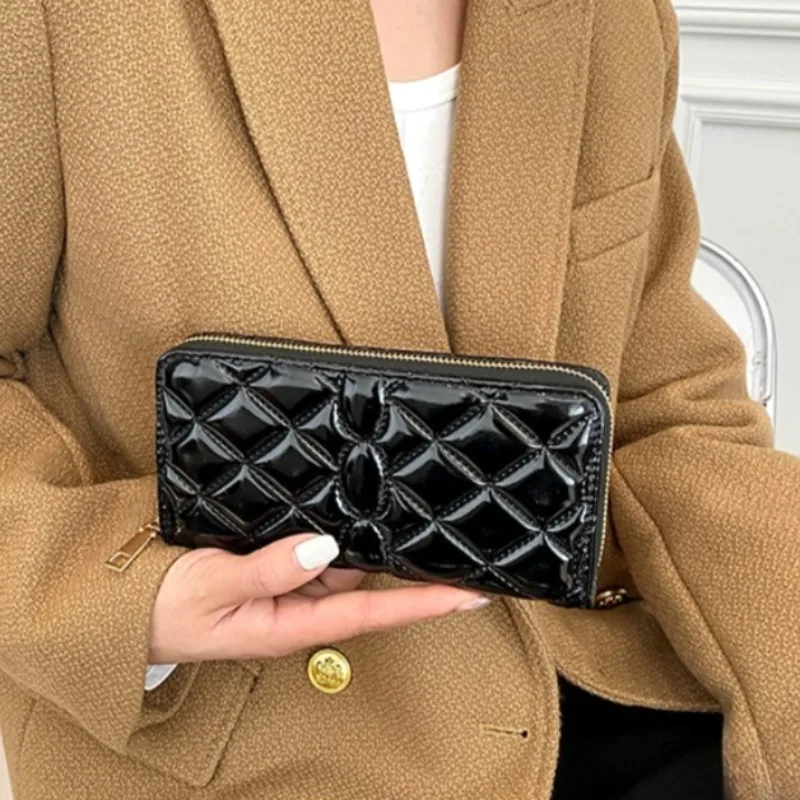 

Fashion Women's Wallet, High-Capacity Card Holder with Light Luxury Brand, Durable and Easy to Carry