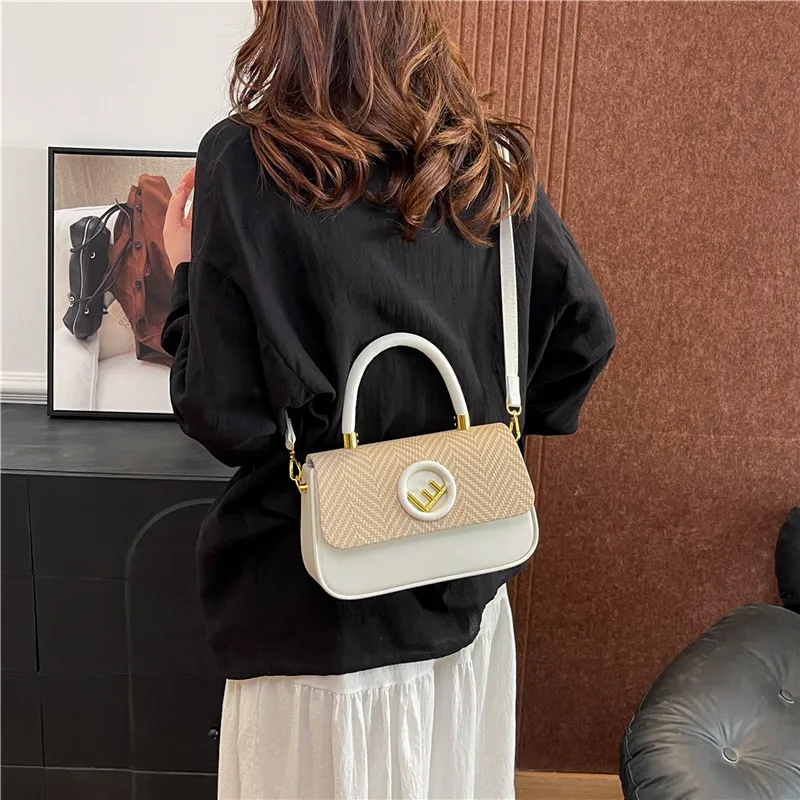 Etherische glanzende crossbody met lichtreflecterend oppervlak en keramische sluiting voor galerijopeningen met een lichtgevende genade